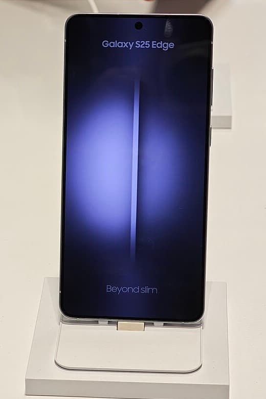 Front of the Galaxy S25 Edge on a display stand